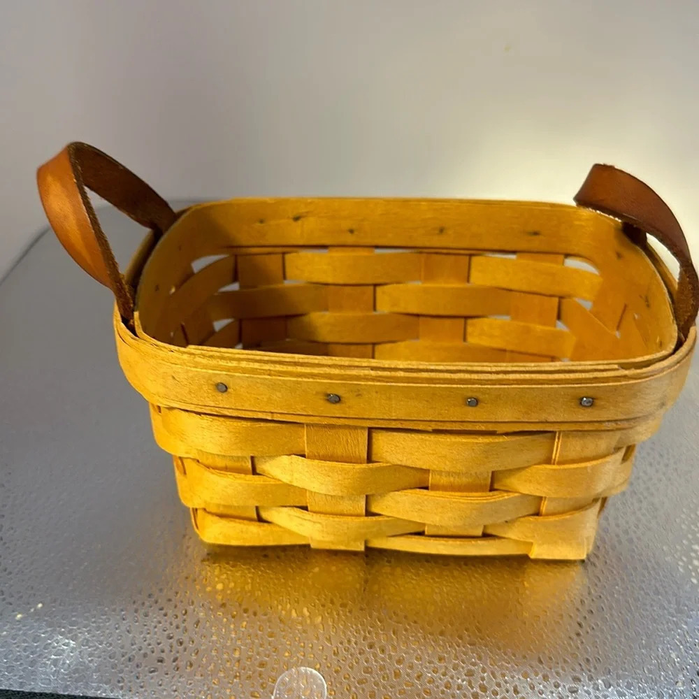 Longaberger tea basket,in perfect condition. Dimensions are 7 inches wide​​